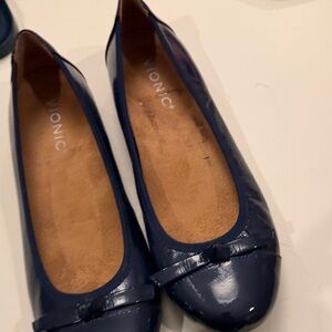 Vionic Women's Navy Blue Patent Leather Flats